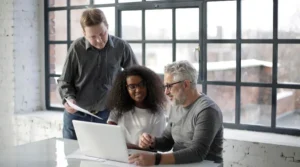 Équipe qui planifie la relève entrepreneuriale au bureau