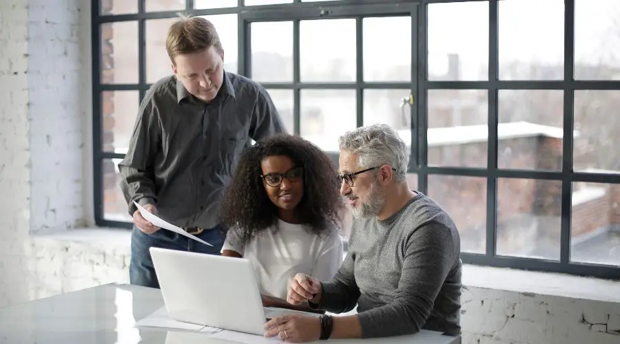 Équipe qui planifie la relève entrepreneuriale au bureau