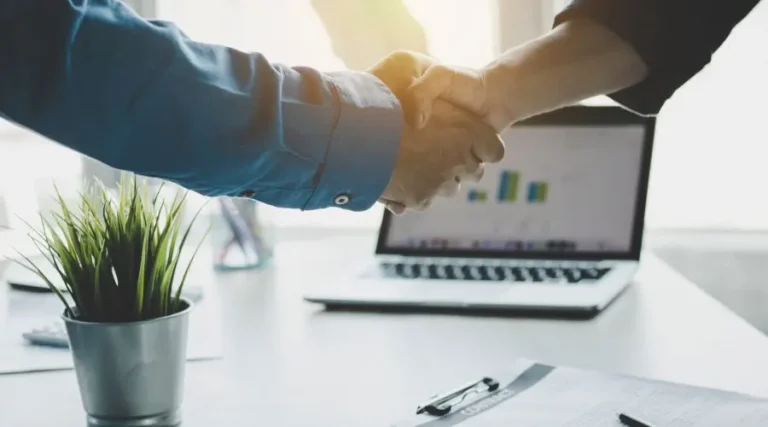 Poignée de mains dans le cadre de la planification de la relève entrepreneuriale