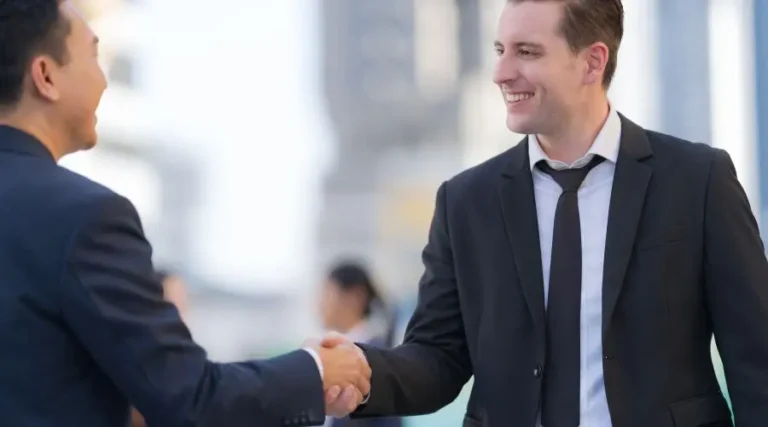 Entrepreneur qui serre la main à la relève entrepreneuriale