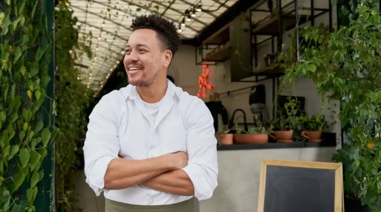 Entrepreneur souriant qui s'apprête à vendre son entreprise au Québec