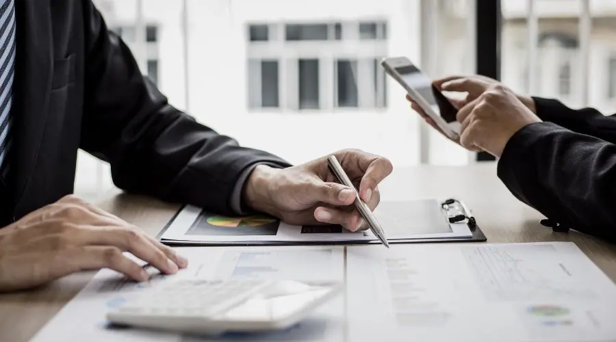 Entrepreneur et fiscaliste au bureau analysant la vente d'une entreprise au Québec